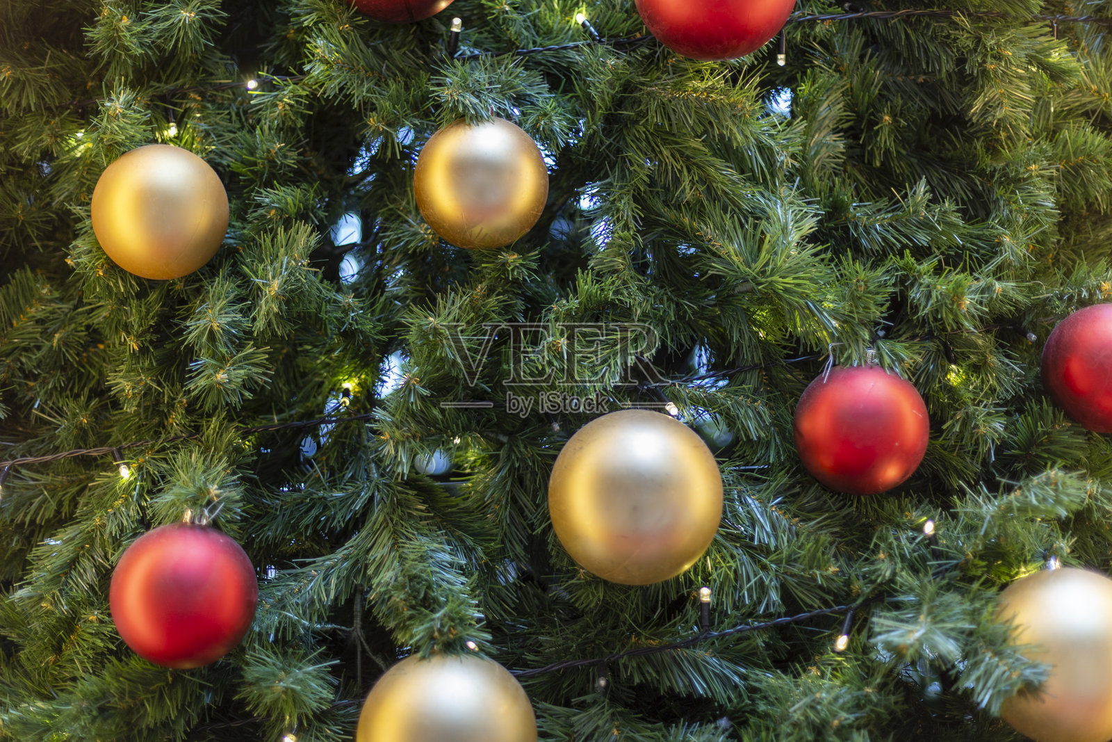 节日装饰的圣诞树，挂满了饰品和灯光照片摄影图片