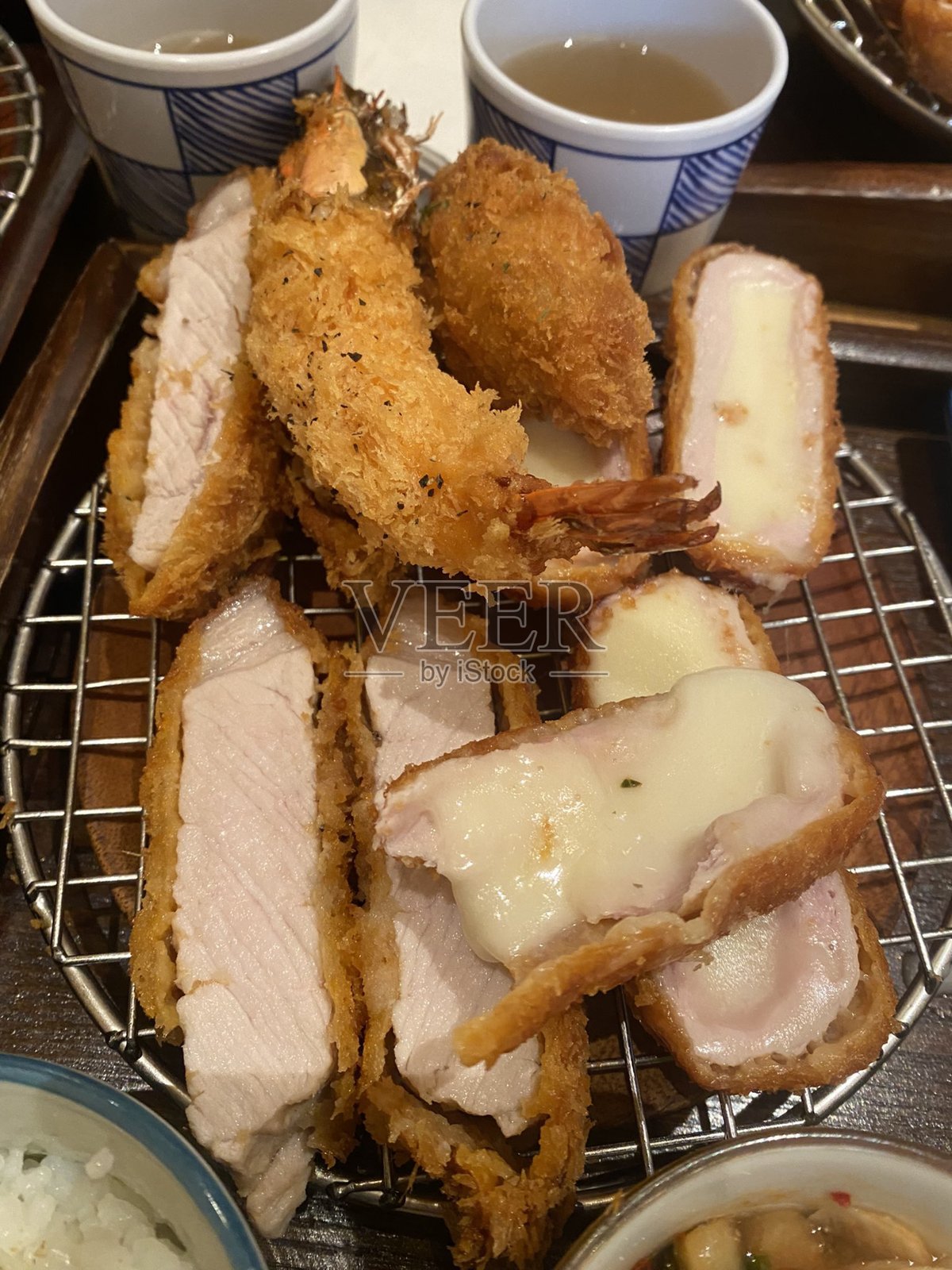 炸猪排配沙拉和米饭 - 酥脆的炸猪排，日式炸猪排，日本料理照片摄影图片