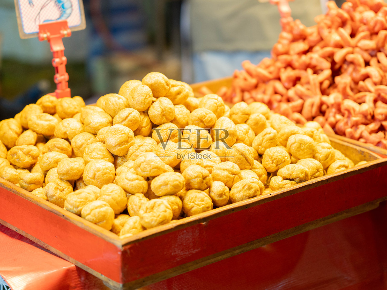 泰国市场的街头美食。出售炸香肠和肉丸。照片摄影图片