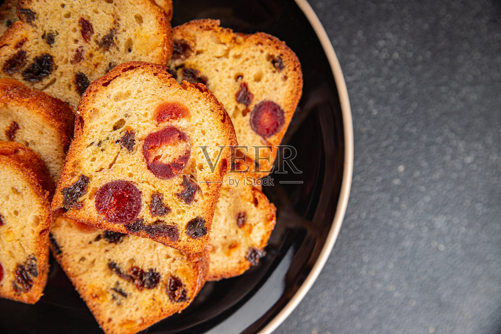 水果蛋糕甜点，干果传统糕点，坚果餐点，桌上的小吃，留白的食物背景，乡村风格俯视图照片摄影图片