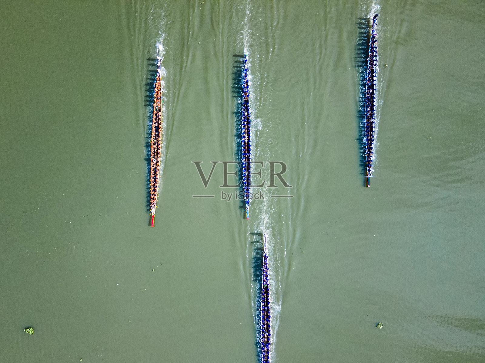 孟加拉国布拉赫曼巴里亚的提塔斯河上正在进行传统划船比赛。照片摄影图片