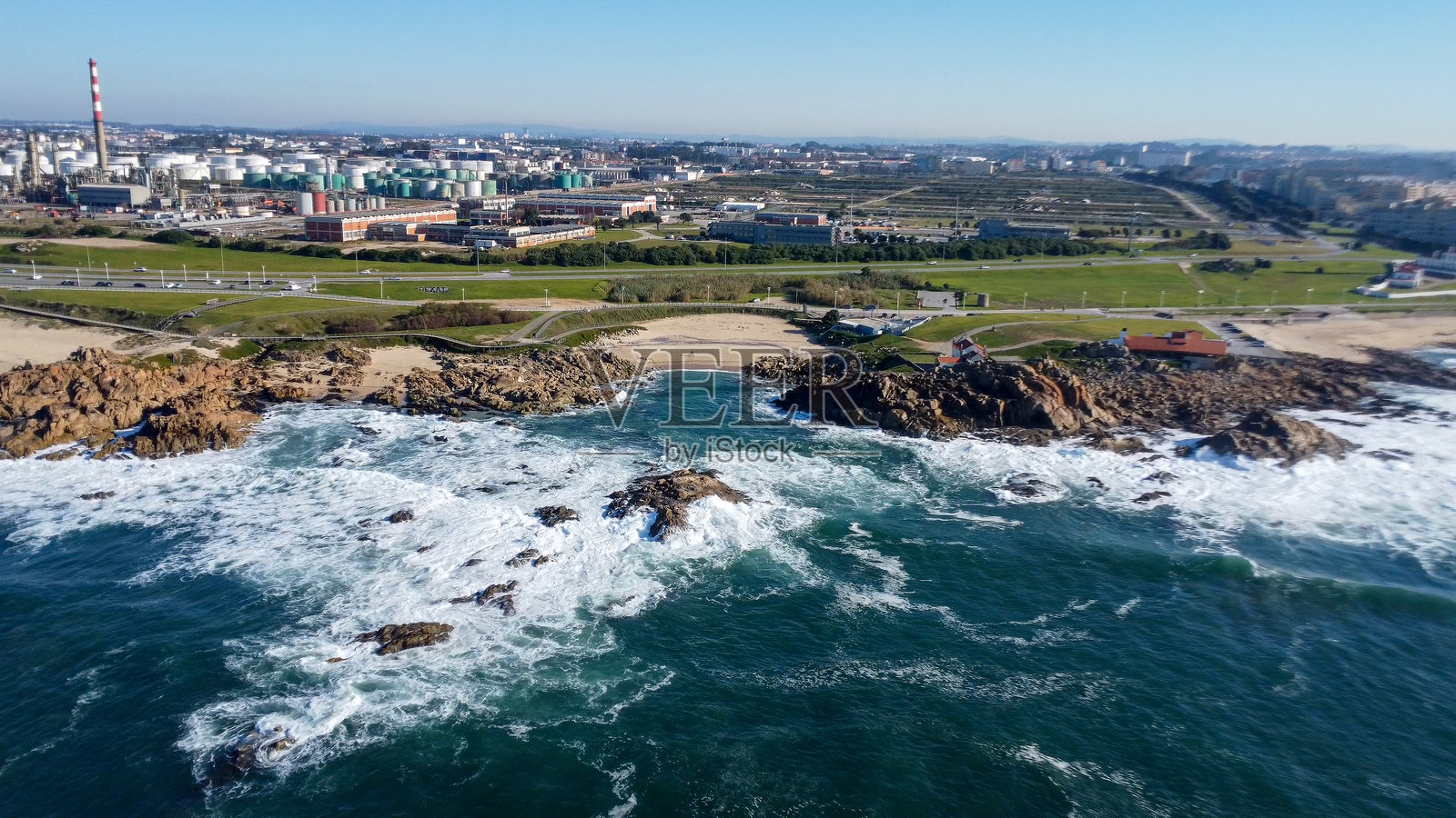 莱克萨达帕尔梅拉炼油厂：莱克松港附近的工业地标照片摄影图片
