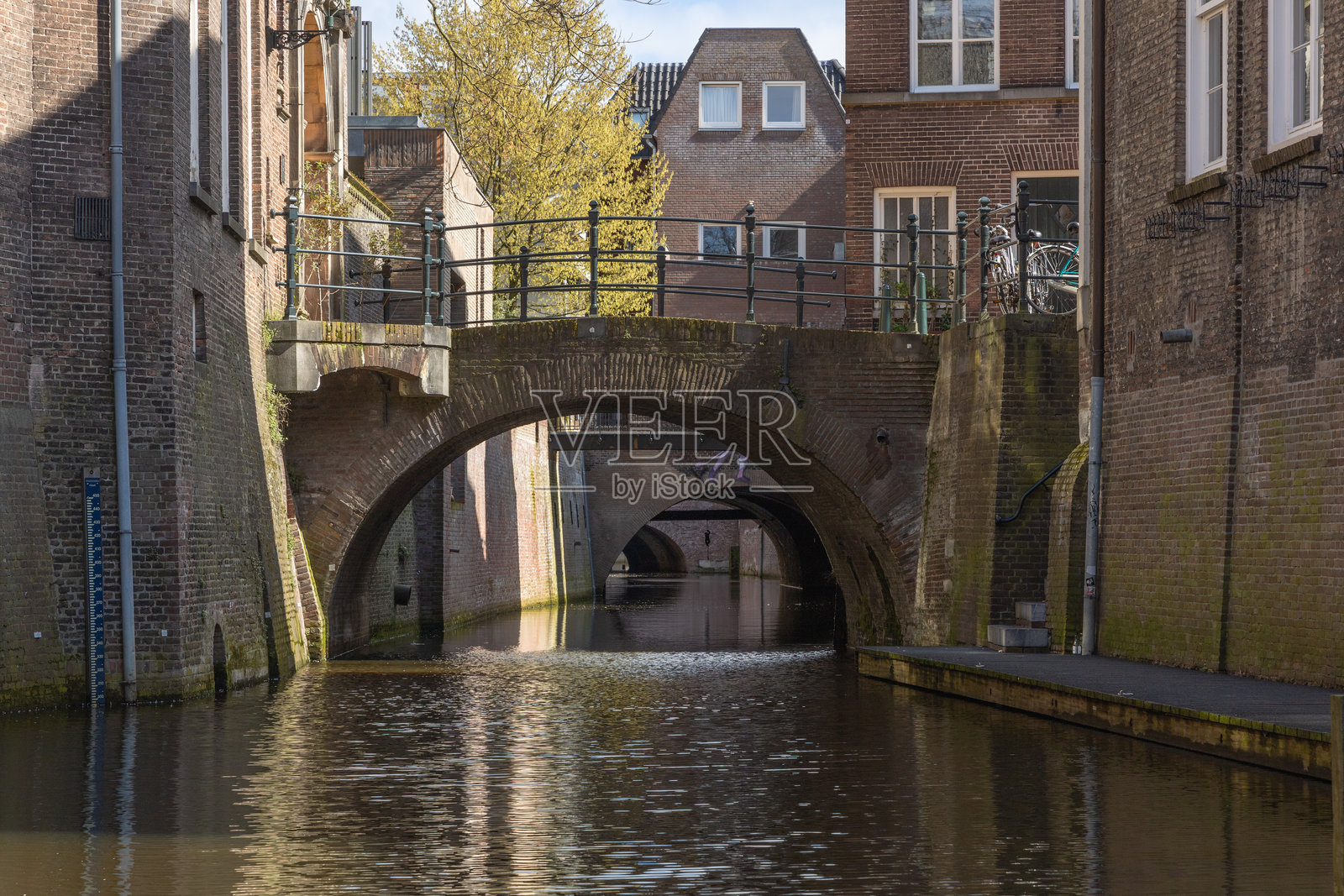 丹博斯的比嫩迪泽运河。照片摄影图片