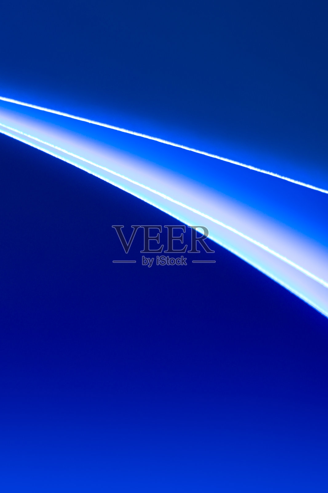 色彩斑斓的抽象曲线，蓝色和白色交织，营造出动感的视觉体验照片摄影图片