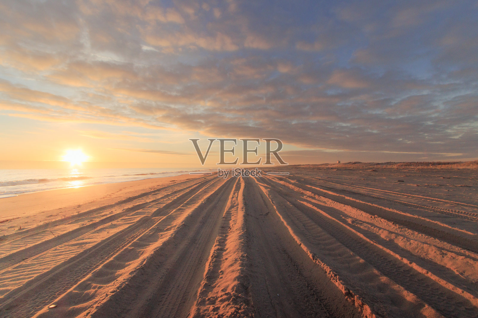 海滩日出时的驾驶照片摄影图片