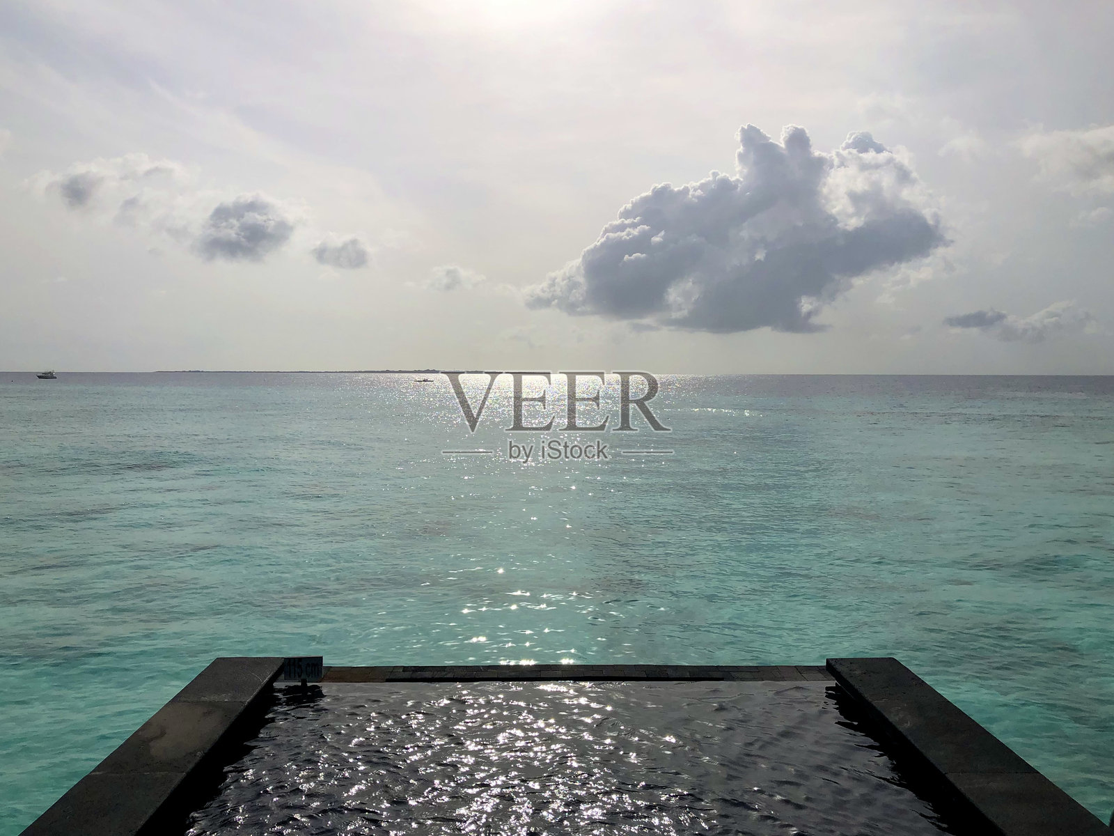 黎明时分，泳池前方是无尽的海洋地平线照片摄影图片