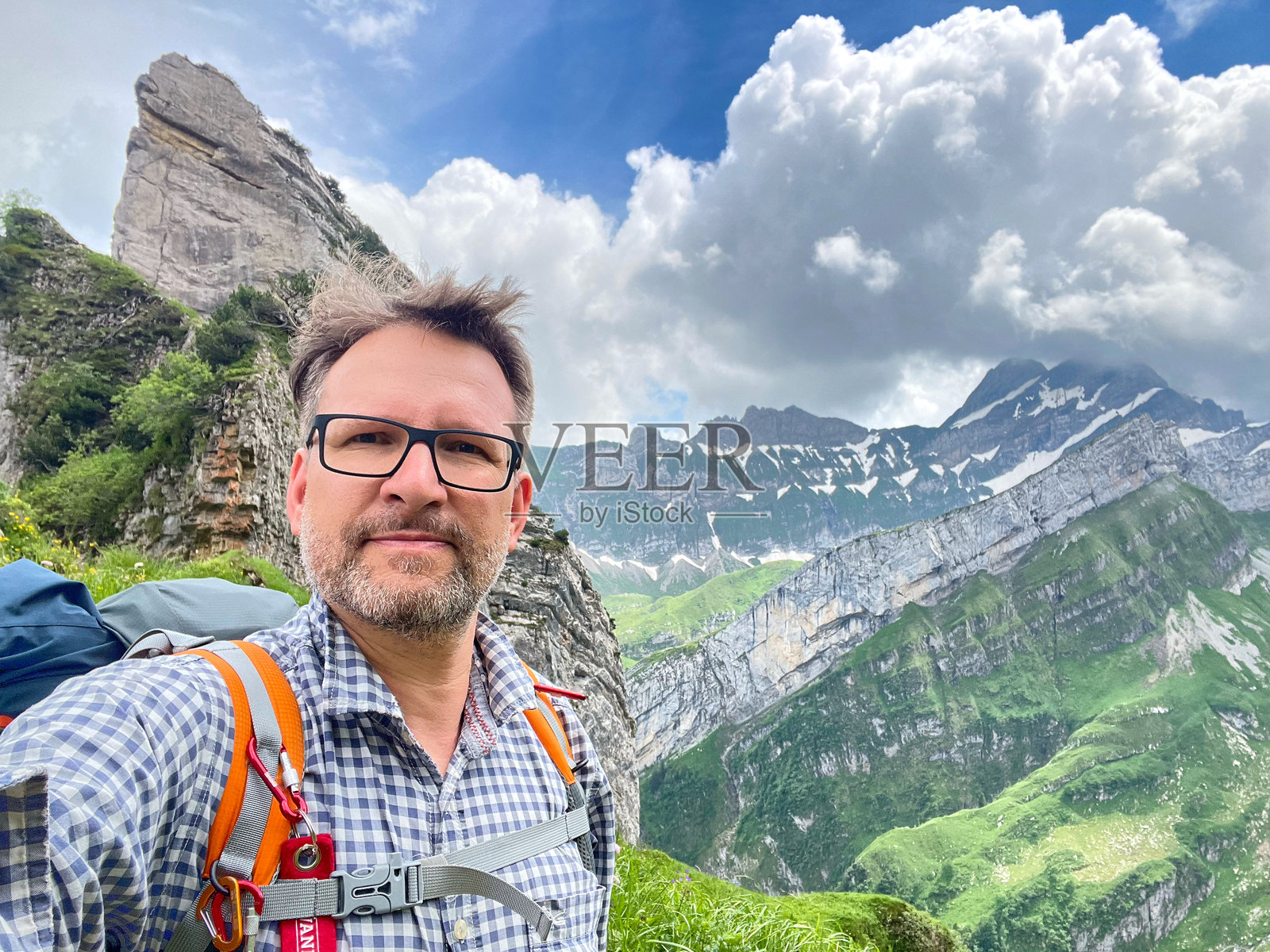 山峰与多云的天空照片摄影图片