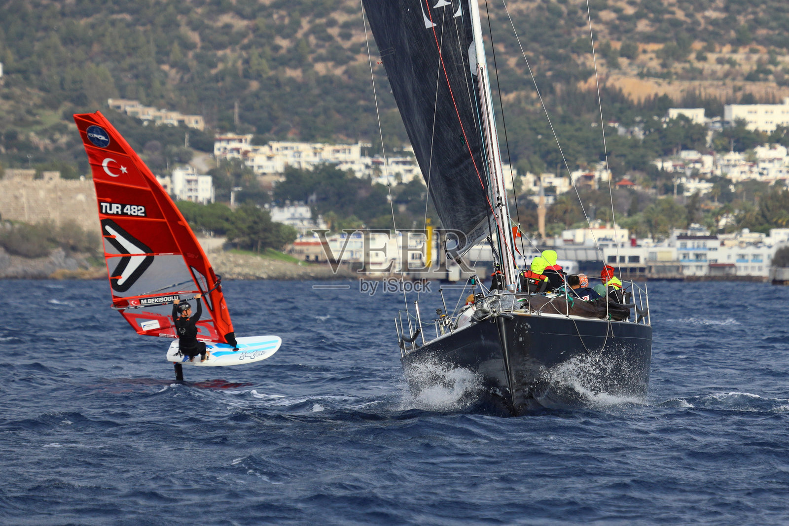 帆船在爱琴海的蓝色海水中迎风航行,地点位于著名的度假胜地博德鲁姆的海岸。照片摄影图片