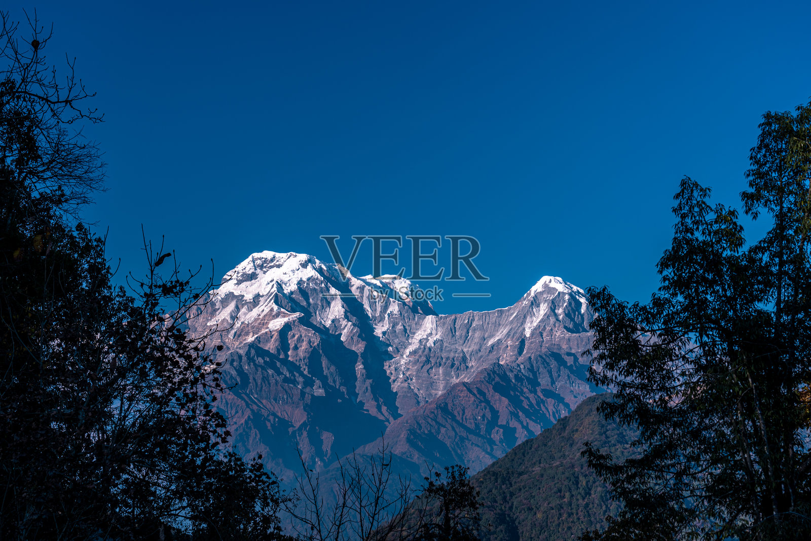 尼泊尔闪耀的山脉。照片摄影图片