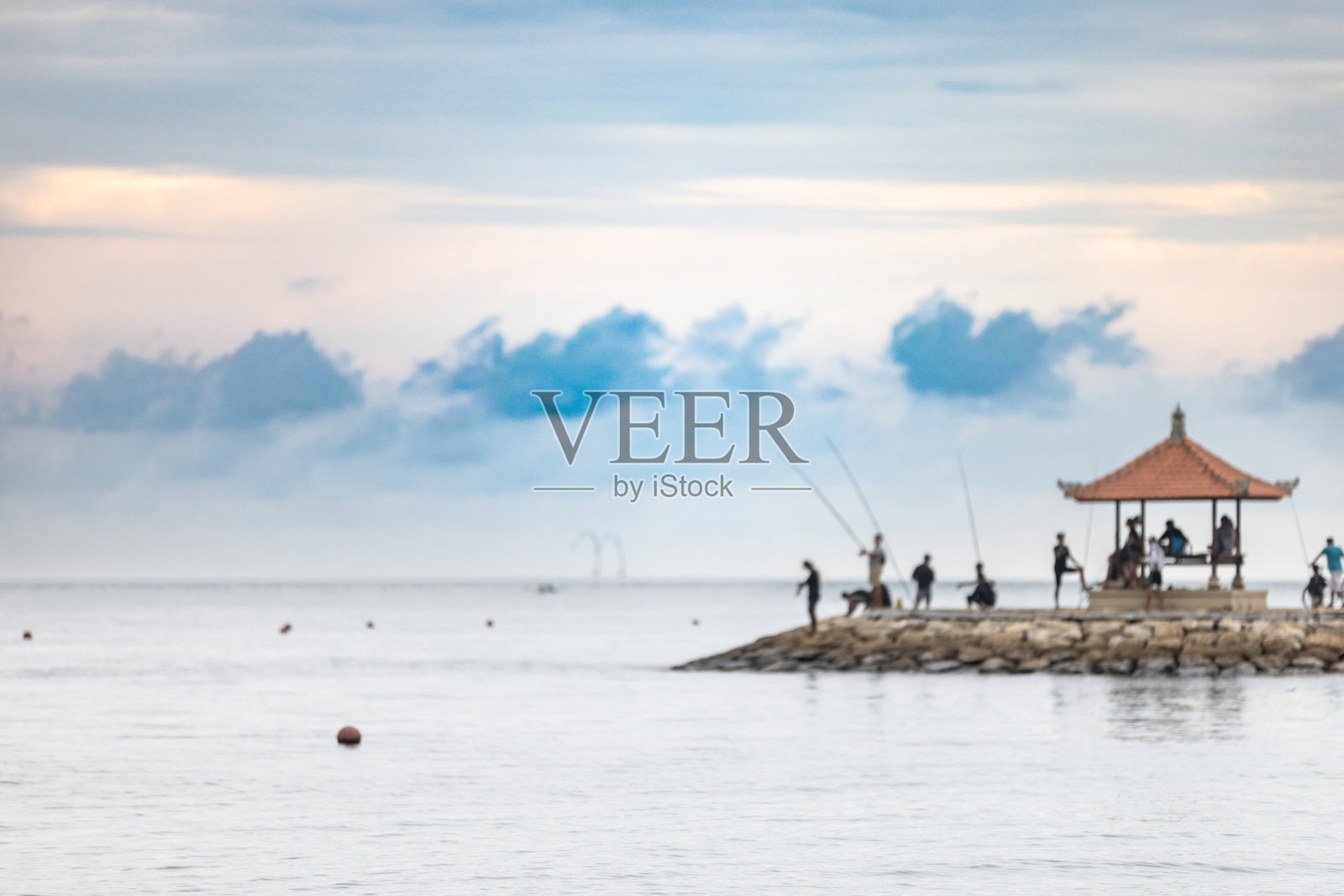 巴厘岛的热带海滩（沙努尔）照片摄影图片