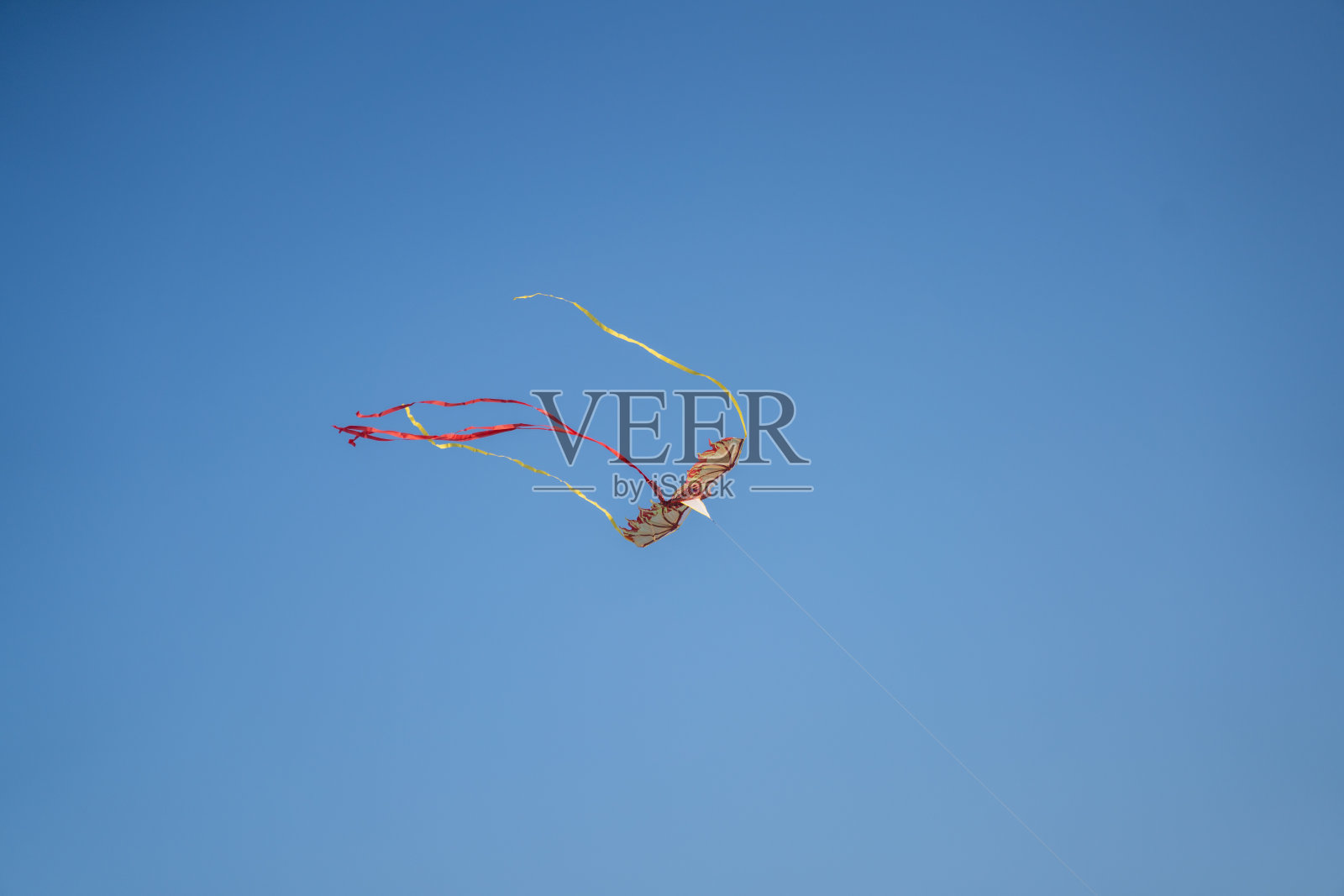 在蓝天上飞翔的动物形状的风筝照片摄影图片