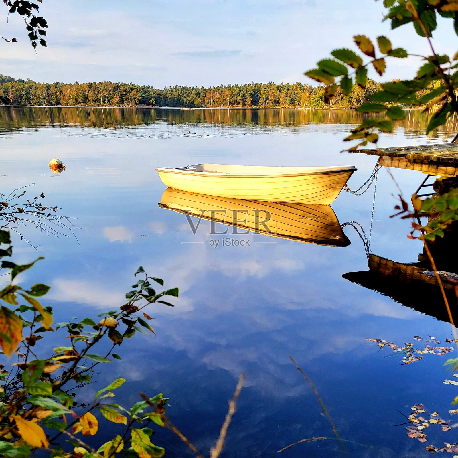 秋天湖中的小船照片摄影图片
