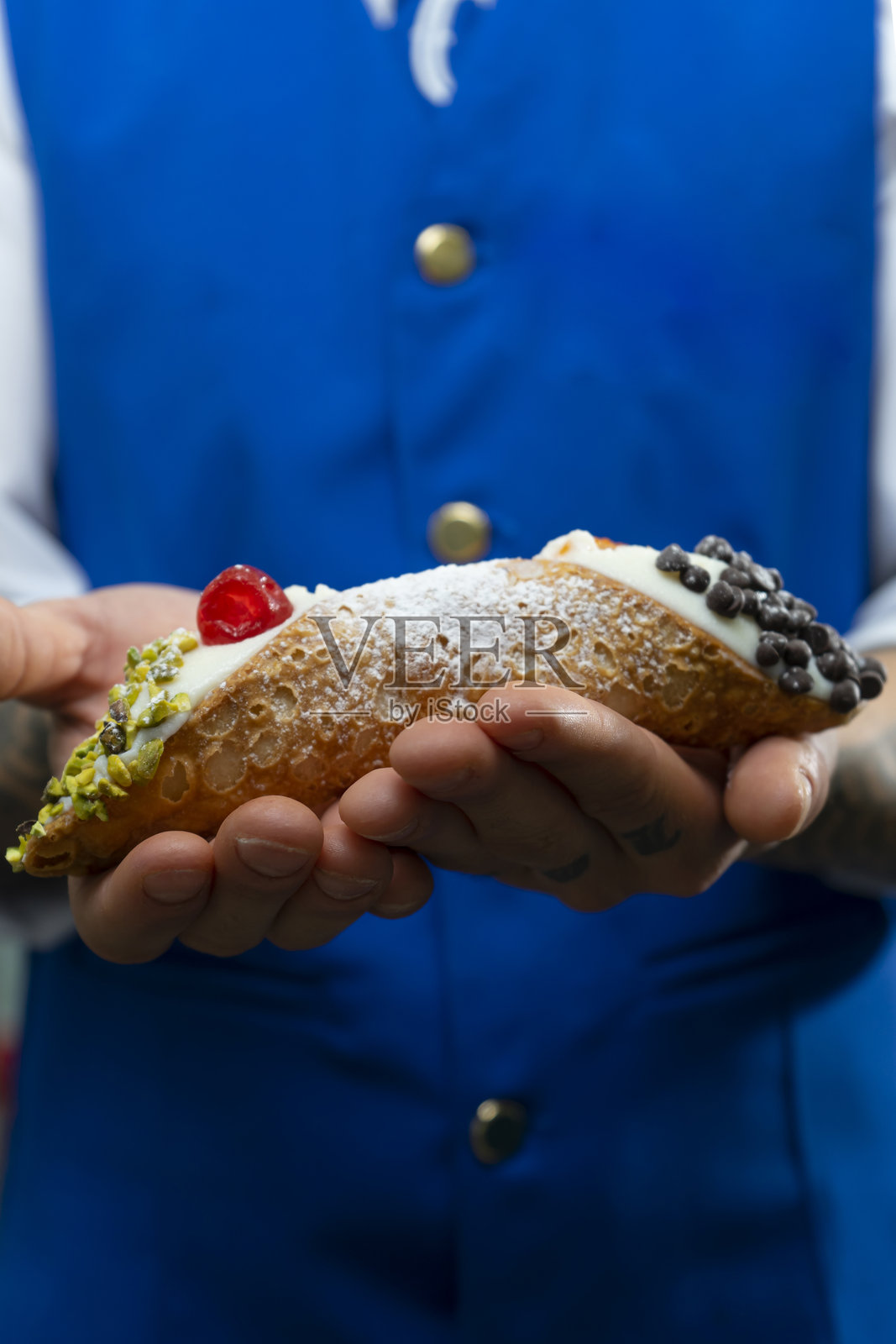 手握西西里甜筒照片摄影图片