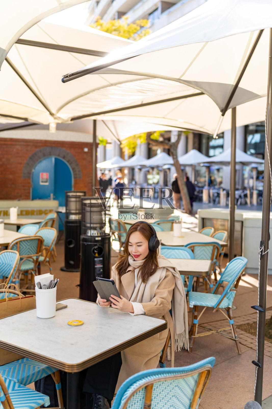 亚洲女商人在城市中使用数字平板电脑。照片摄影图片