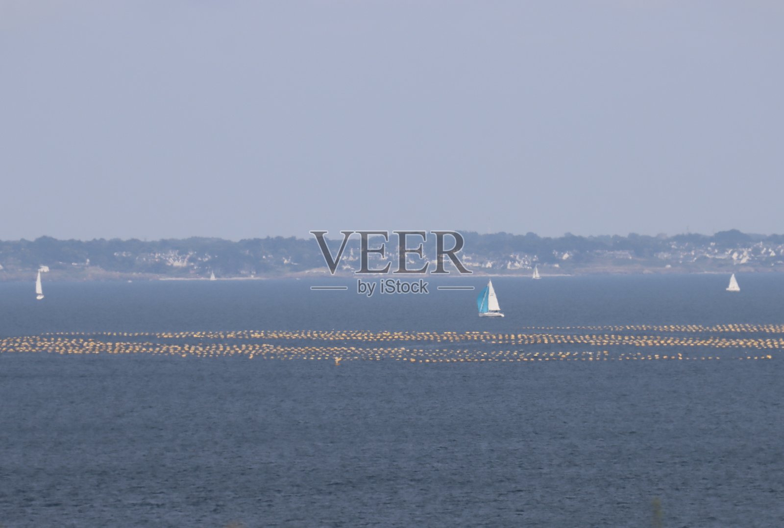 从霍阿特岛俯瞰基贝龙湾照片摄影图片