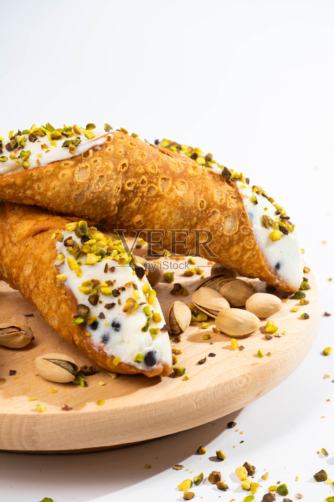 西西里风味的卡农里奶油卷，配有开心果和巧克力照片摄影图片