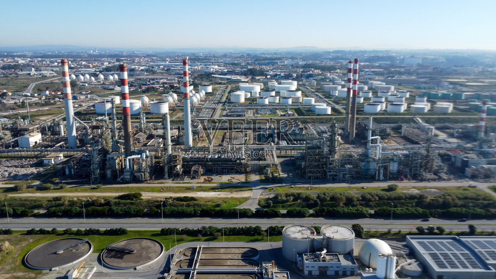 莱克斯昂斯港附近的莱萨达帕尔梅拉炼油厂：工业地标照片摄影图片