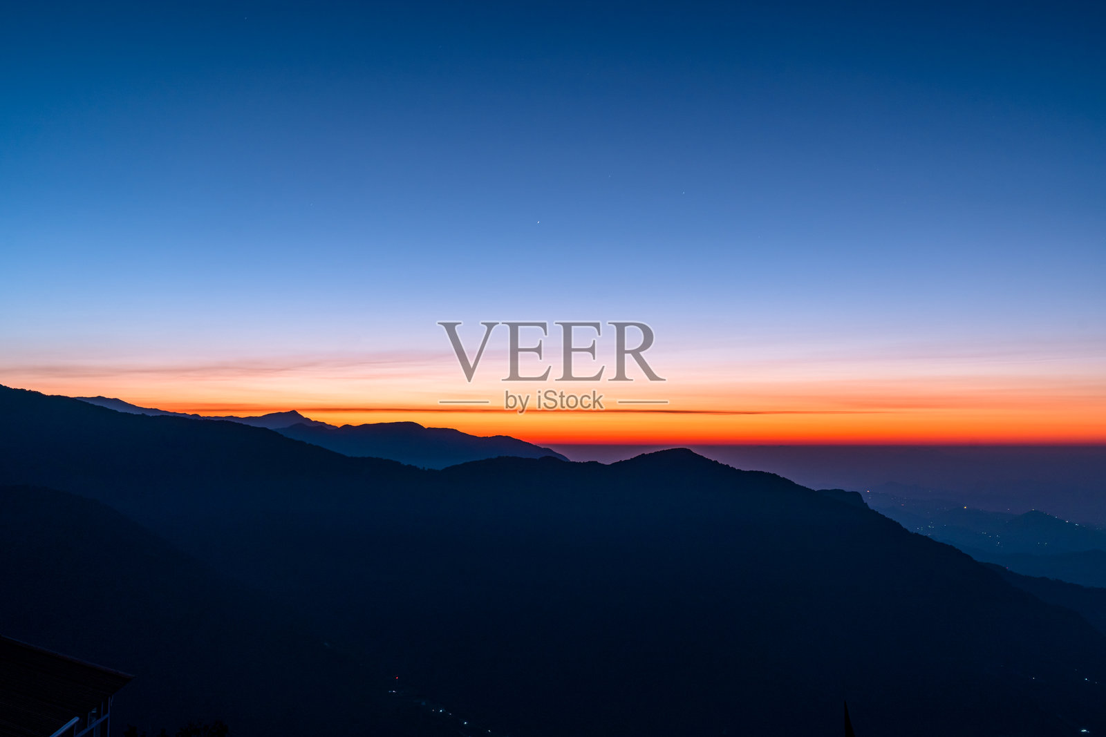 尼泊尔山脉上的日出。照片摄影图片