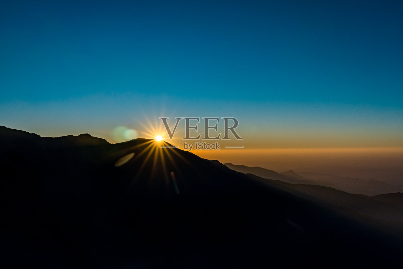 尼泊尔卡斯基山脉上阴郁的日出风景。照片摄影图片