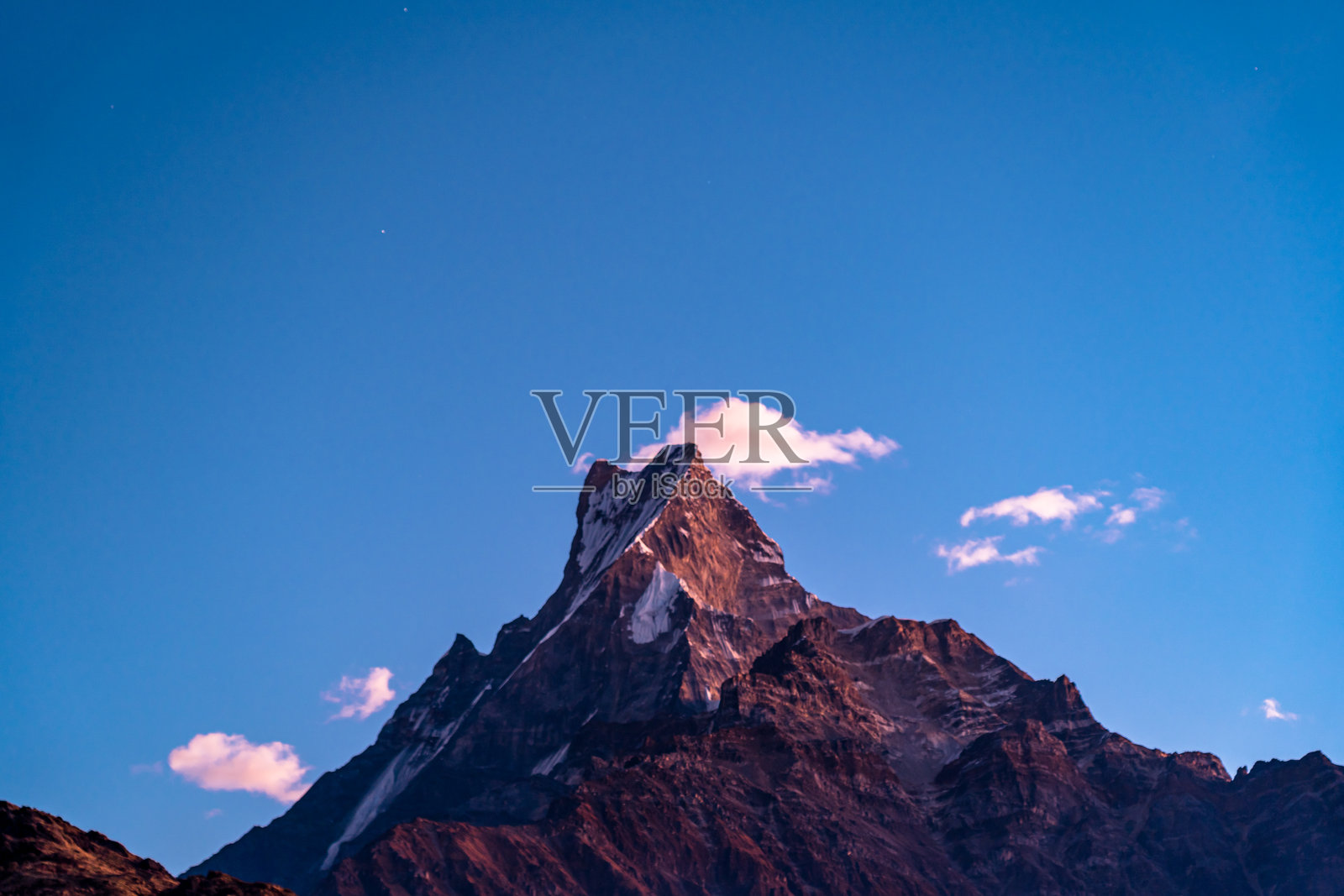 尼泊尔卡斯基的山脉风景。照片摄影图片