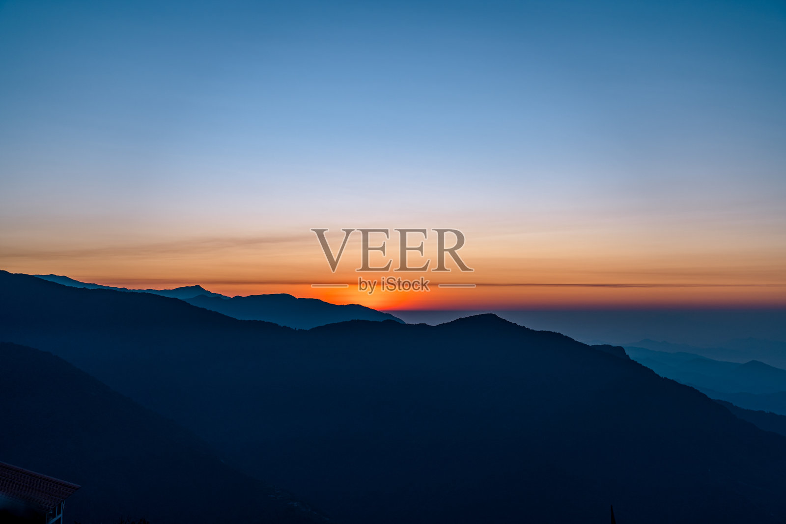 尼泊尔闪耀的山脉。照片摄影图片