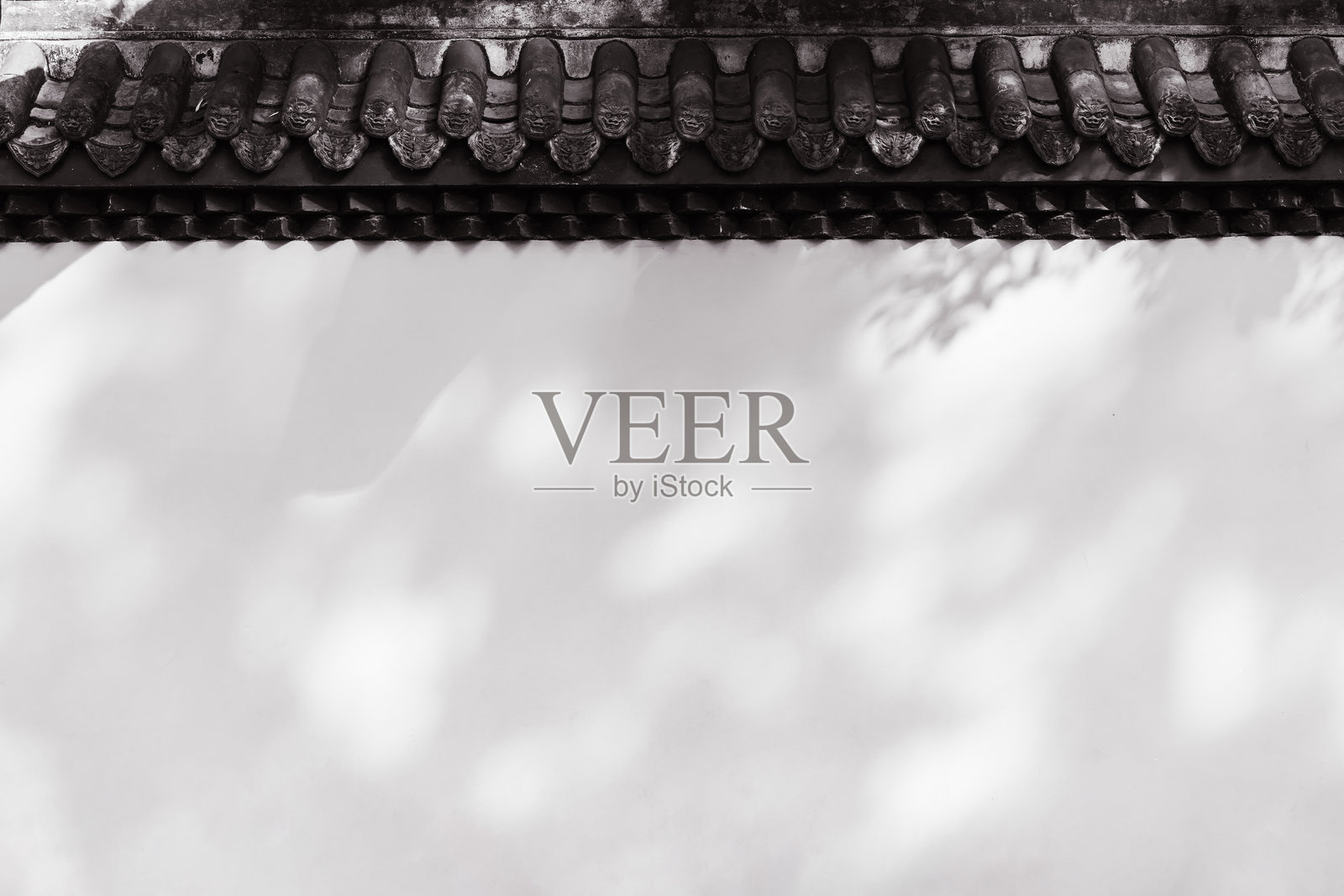 带有树叶阴影背景和纹理的中国屋顶风格照片摄影图片