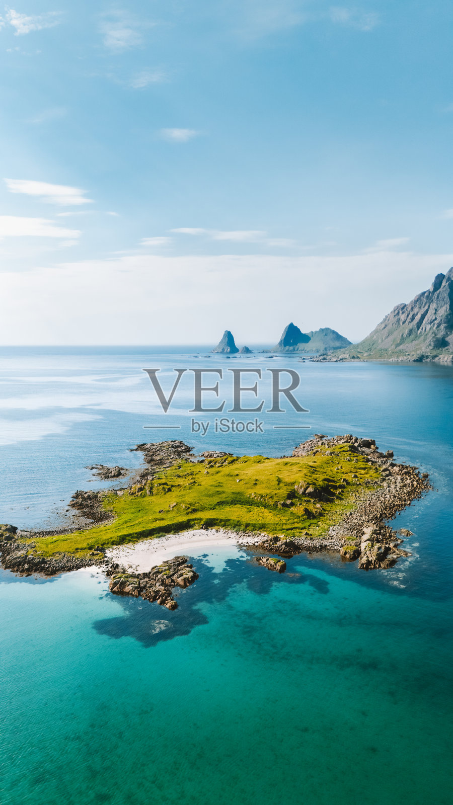 北挪威碧蓝海洋中的无人岛鸟瞰图，旅行北极美丽目的地，维斯特兰风景，斯堪的纳维亚野生自然夏季景象照片摄影图片