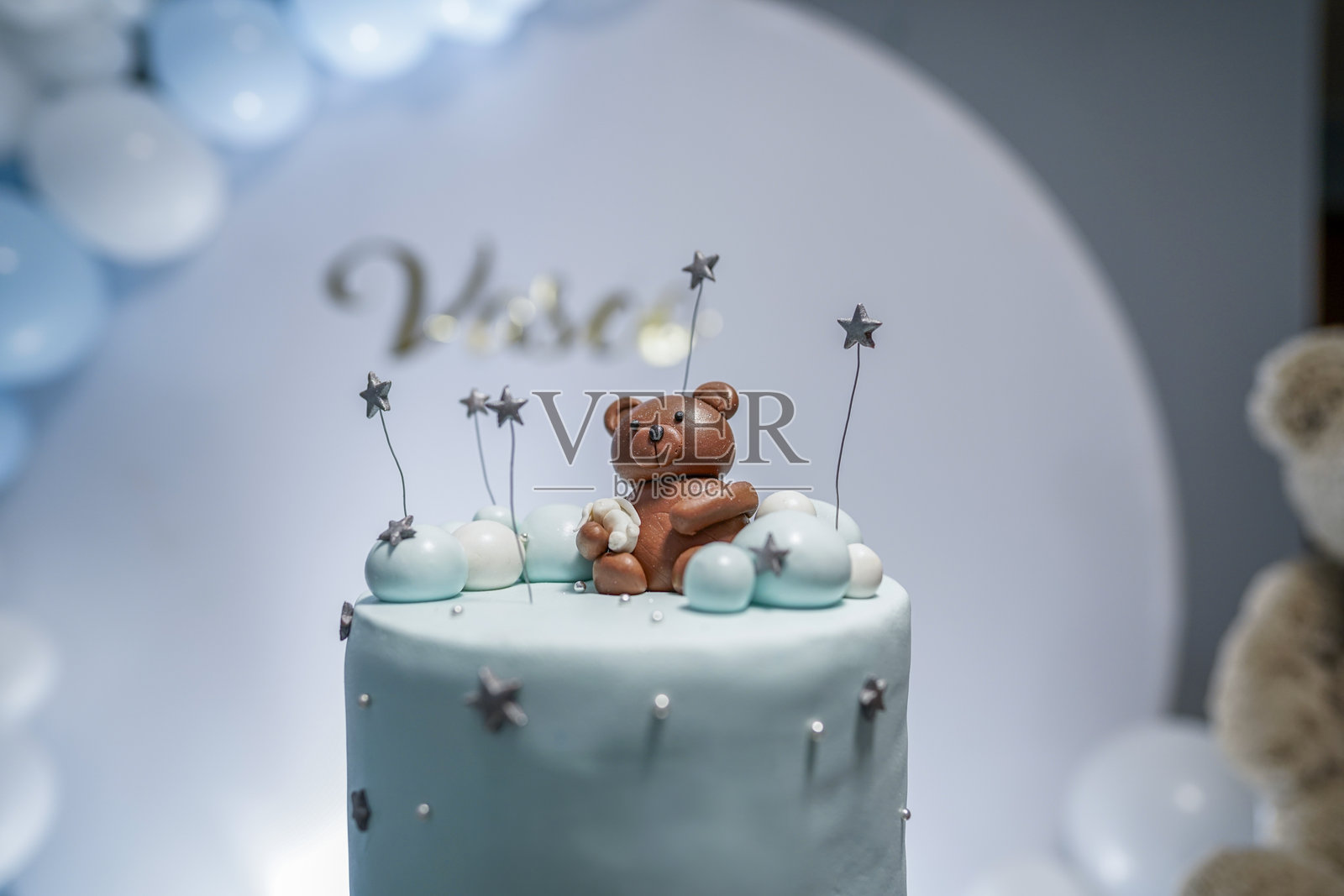 儿童宝宝派对蛋糕，装饰有泰迪熊，浅蓝色蛋糕照片摄影图片