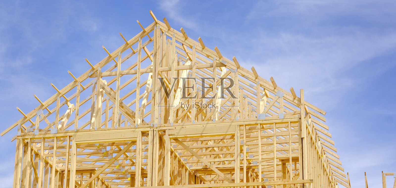 新家或住宅建筑的施工，木梁与天空照片摄影图片