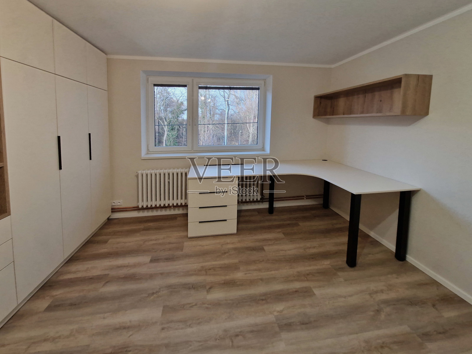 定制家具生产与客户需求。层压板和刨花板。地板由WPC板和乙烯基制成。浅米色调。目前还没有橱柜门。照片摄影图片