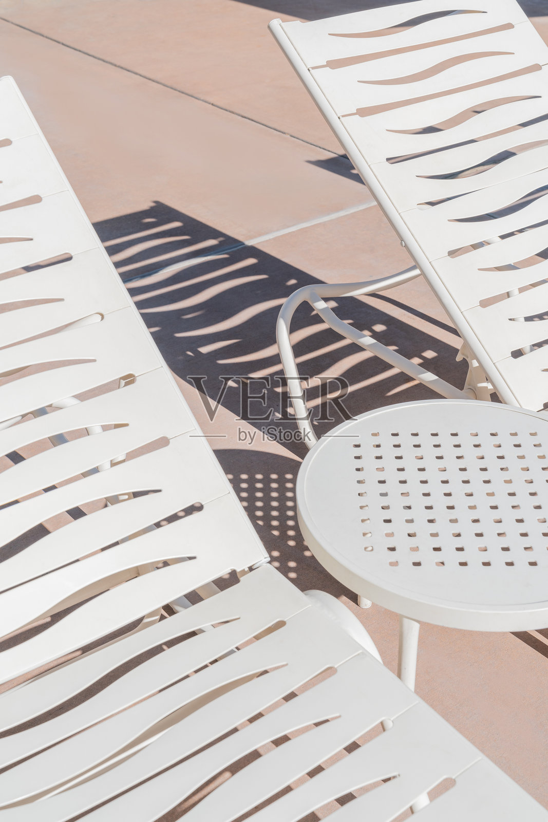 白色休闲椅和边桌在露台上照片摄影图片