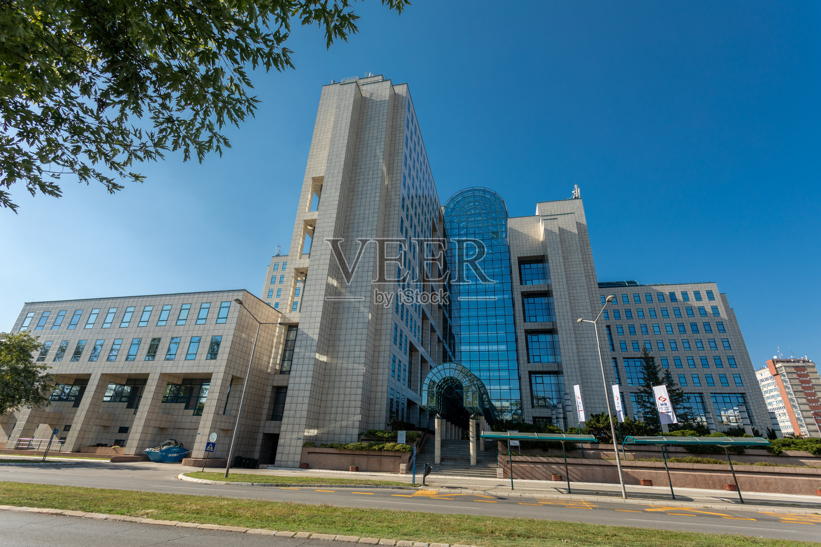 诺维萨德的俄罗斯天然气工业股份公司尼什石油炼油公司办公大楼照片摄影图片