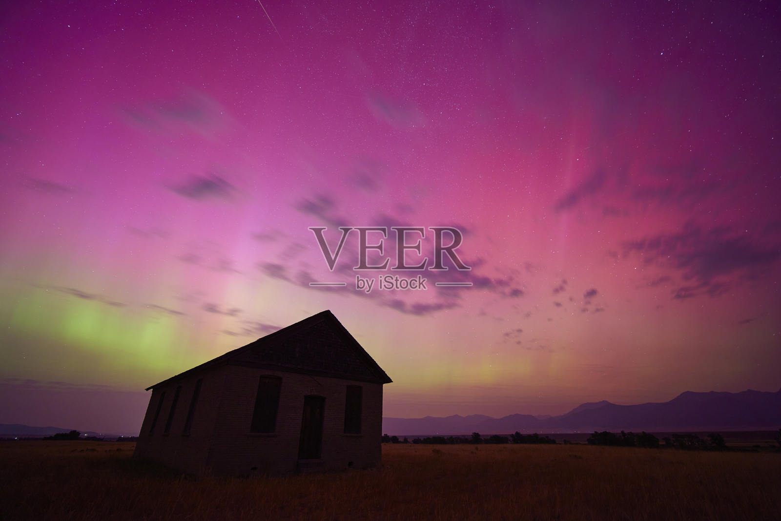 极光照耀着古老的瓦尔尼学校。照片摄影图片