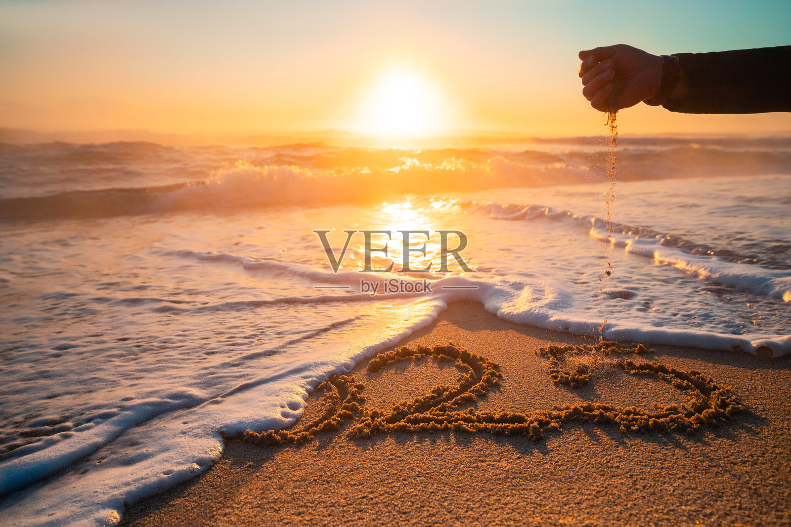 2025年新年快乐概念，海滩上的字母。日出时在海滩上的书写文字。照片摄影图片