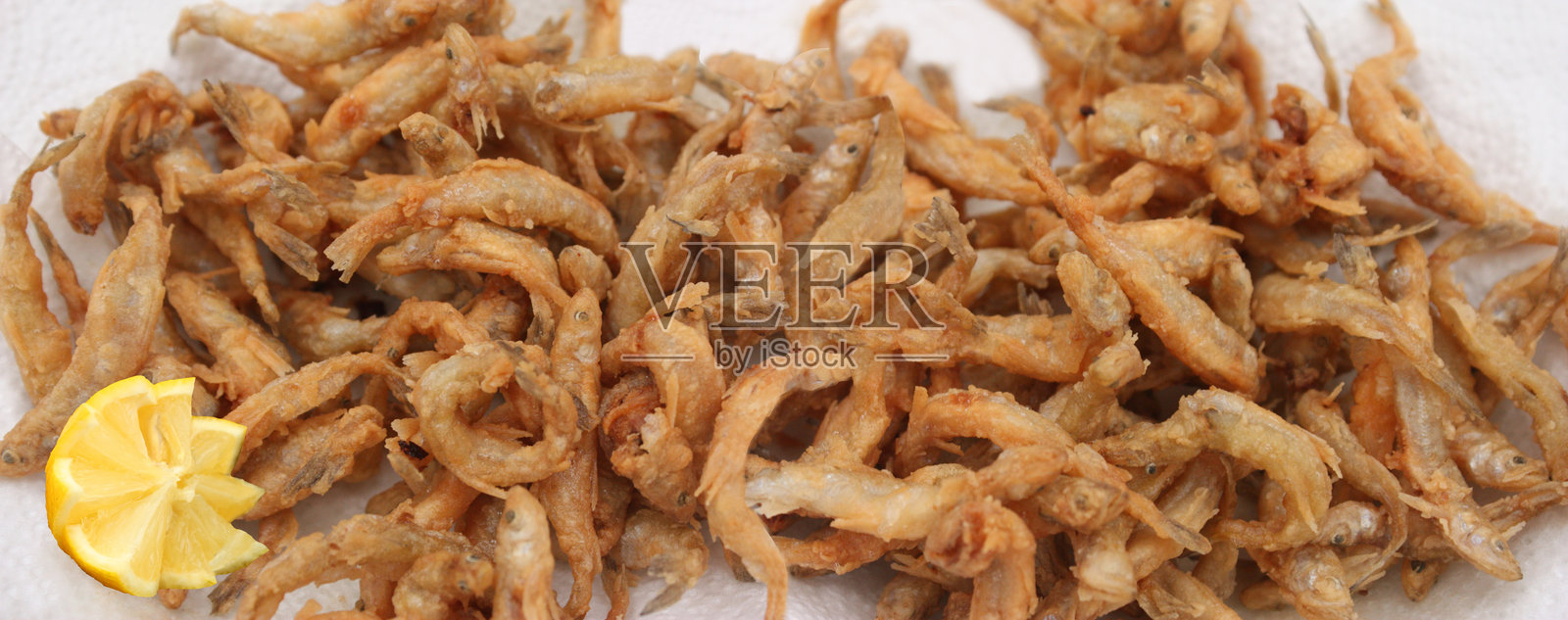 炸小鱼开胃菜自助餐照片摄影图片