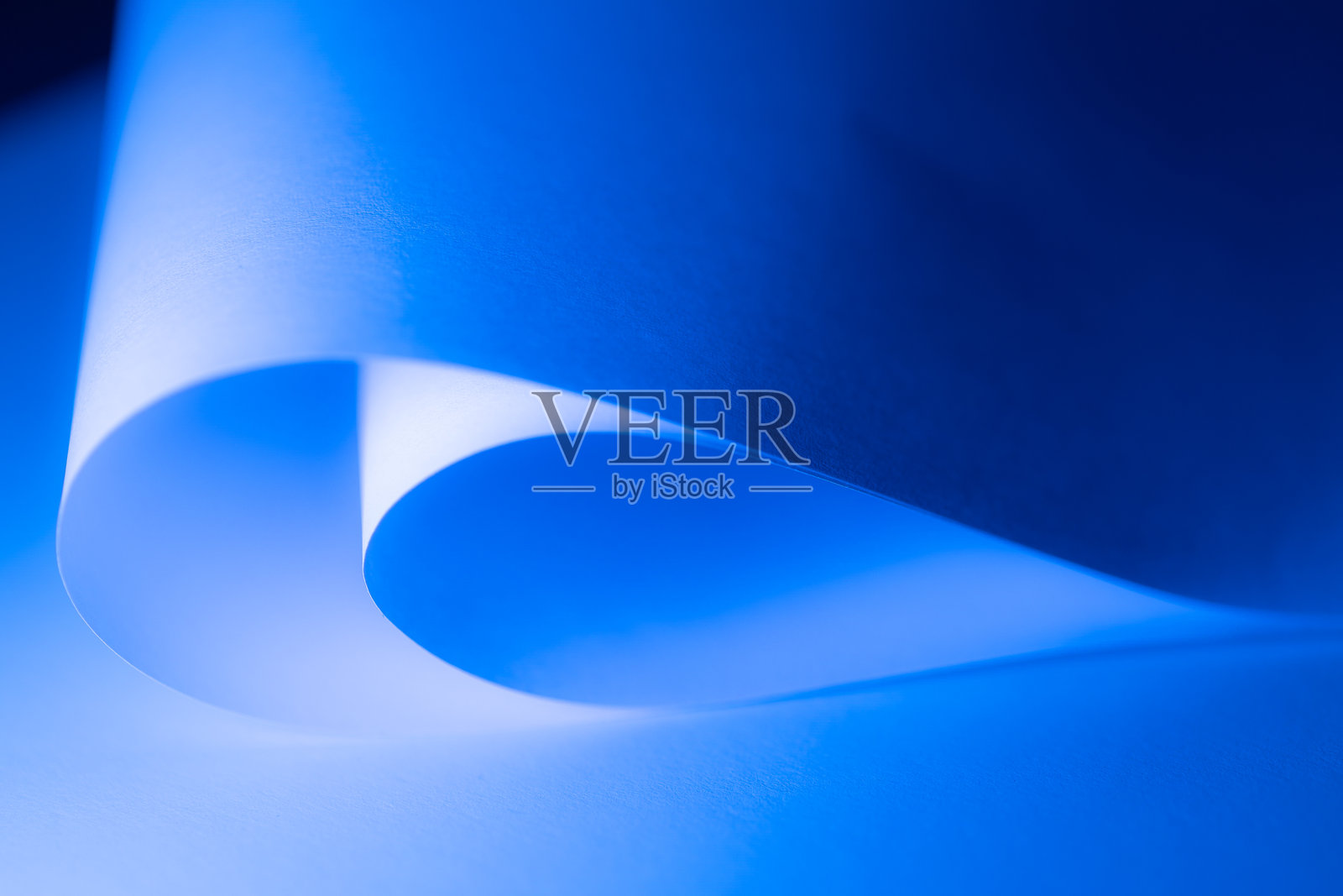 色彩斑斓的抽象曲线，呈现蓝色和黑色的色调，创造出动感的视觉体验照片摄影图片