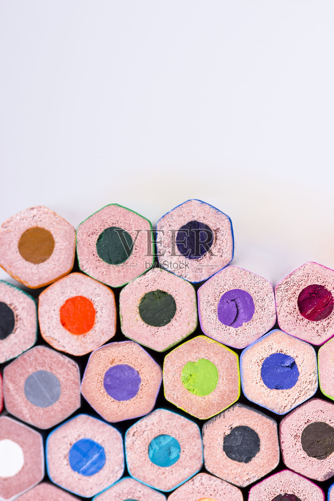 白色背景上的多彩铅笔，留有文字空间照片摄影图片