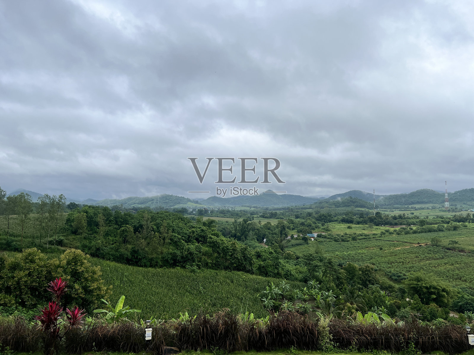 泰国素攀武里省山顶的露营地照片摄影图片