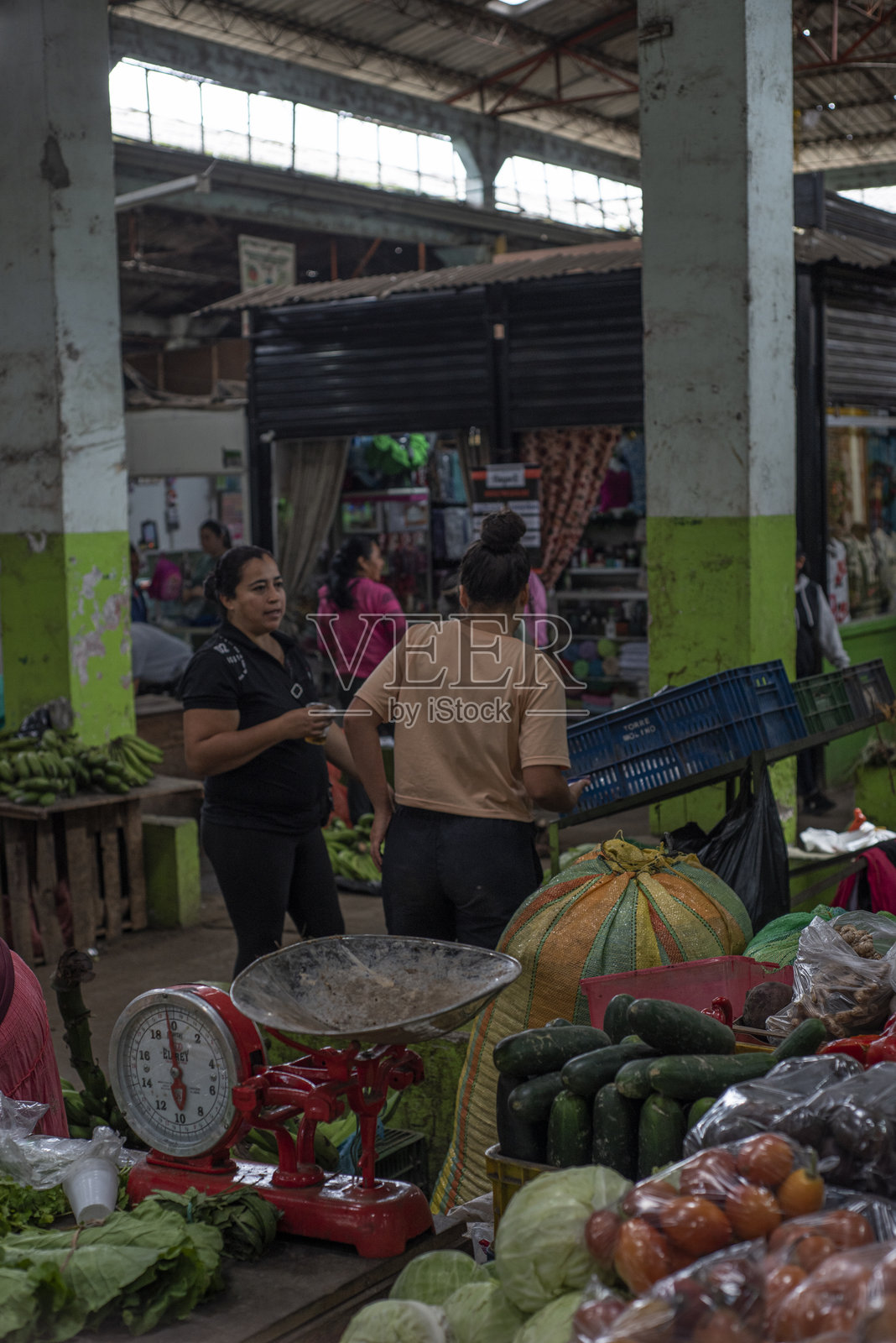 人们在每周的农贸市场购物。照片摄影图片