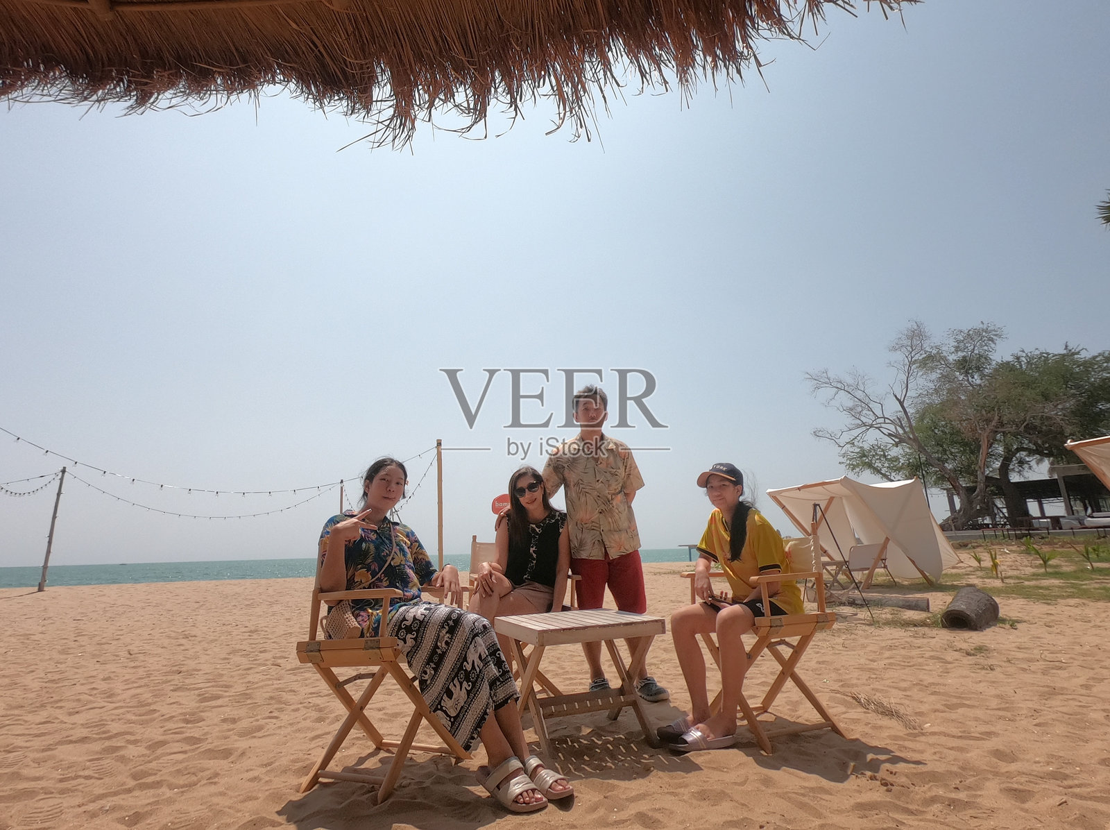 海滩上的人们照片摄影图片