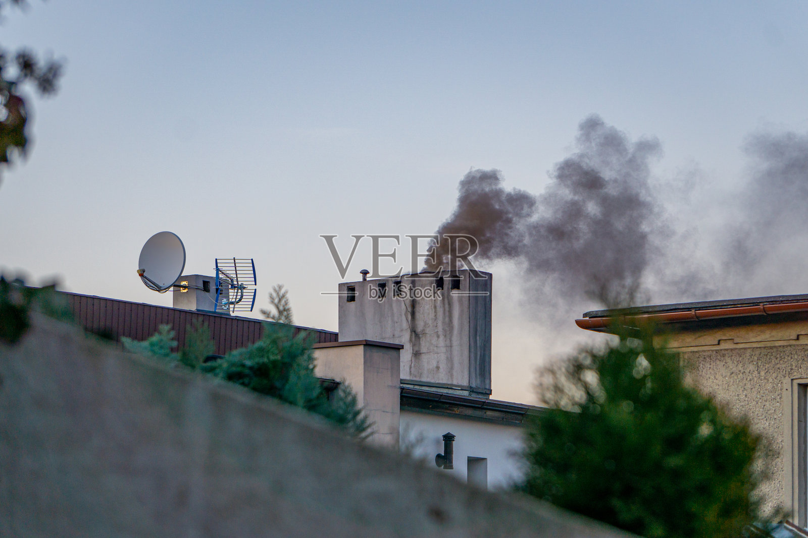 单户住宅烟囱冒出的黑烟。乡村的供暖季节。非环保炉具，燃料和燃料。环境污染。照片摄影图片