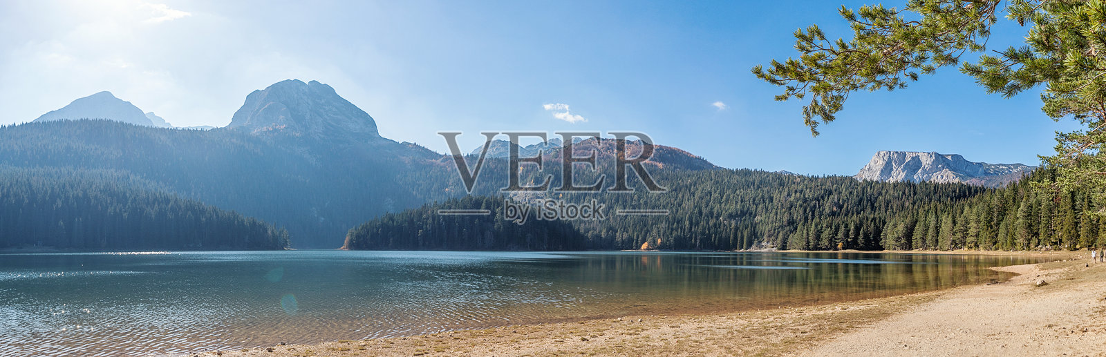 黑湖全景，映衬着黑山杜尔米托国家公园周围的山脉和森林。照片摄影图片