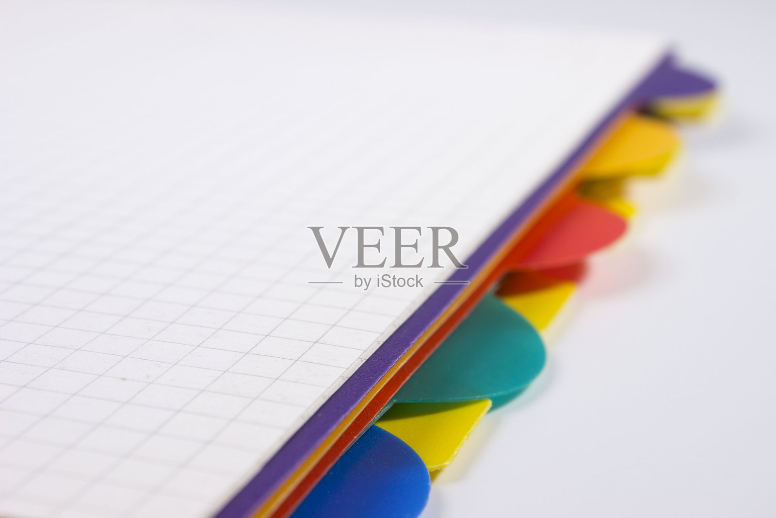 五颜六色的书签插在笔记本中照片摄影图片