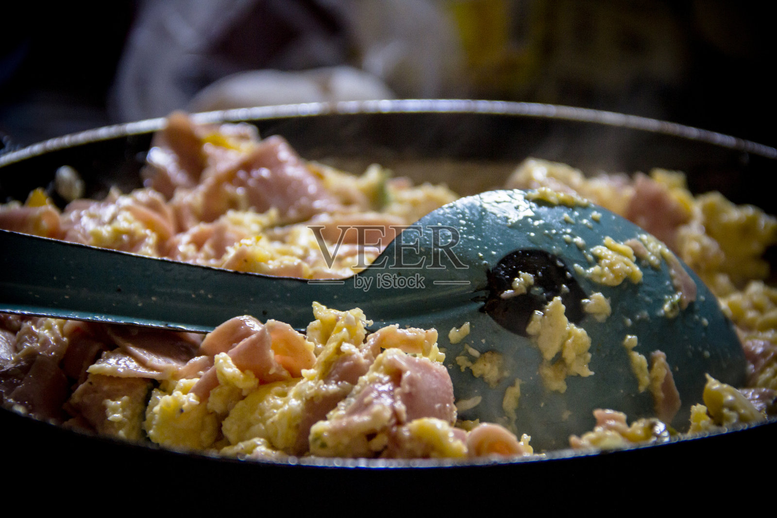 乡村风格的炒鸡蛋和火腿。照片摄影图片
