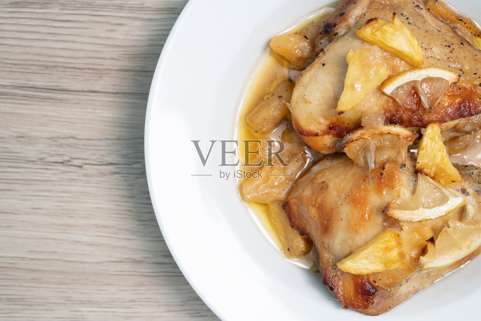 特写，木桌上的菠萝烤鸡腿，俯视图照片摄影图片