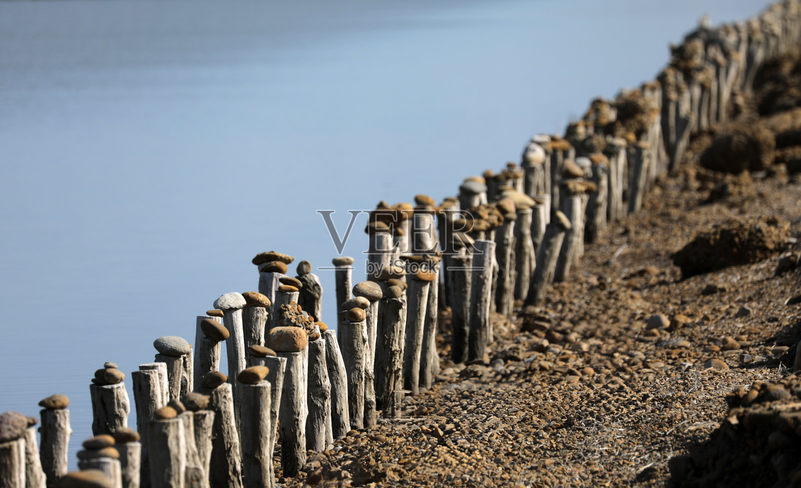 湖边的石人，适合放松和冥想照片摄影图片