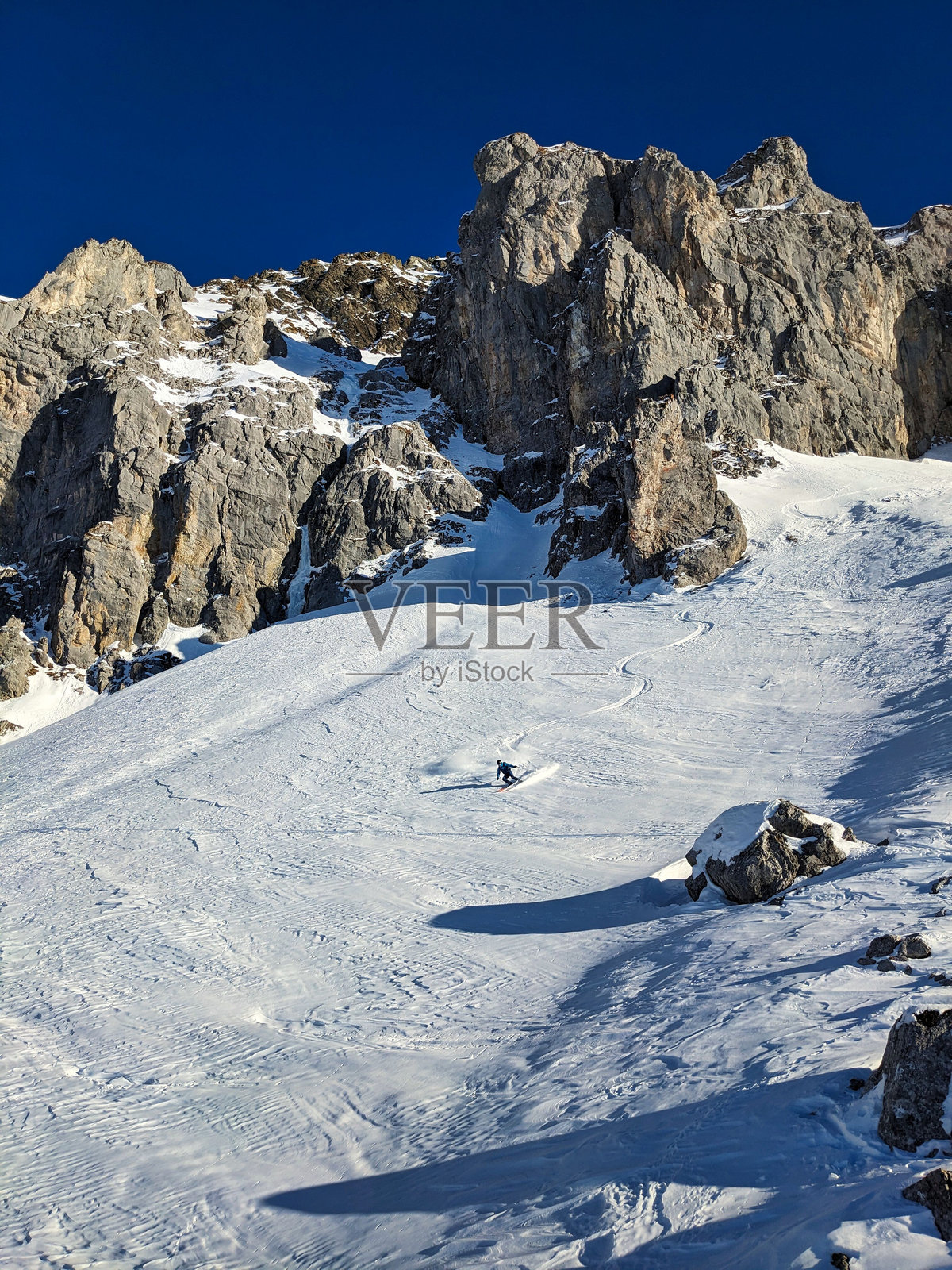 自由骑行者在陡峭的山上骑行。拉蒂孔地区的纯粹肾上腺素。高质量照片。照片摄影图片