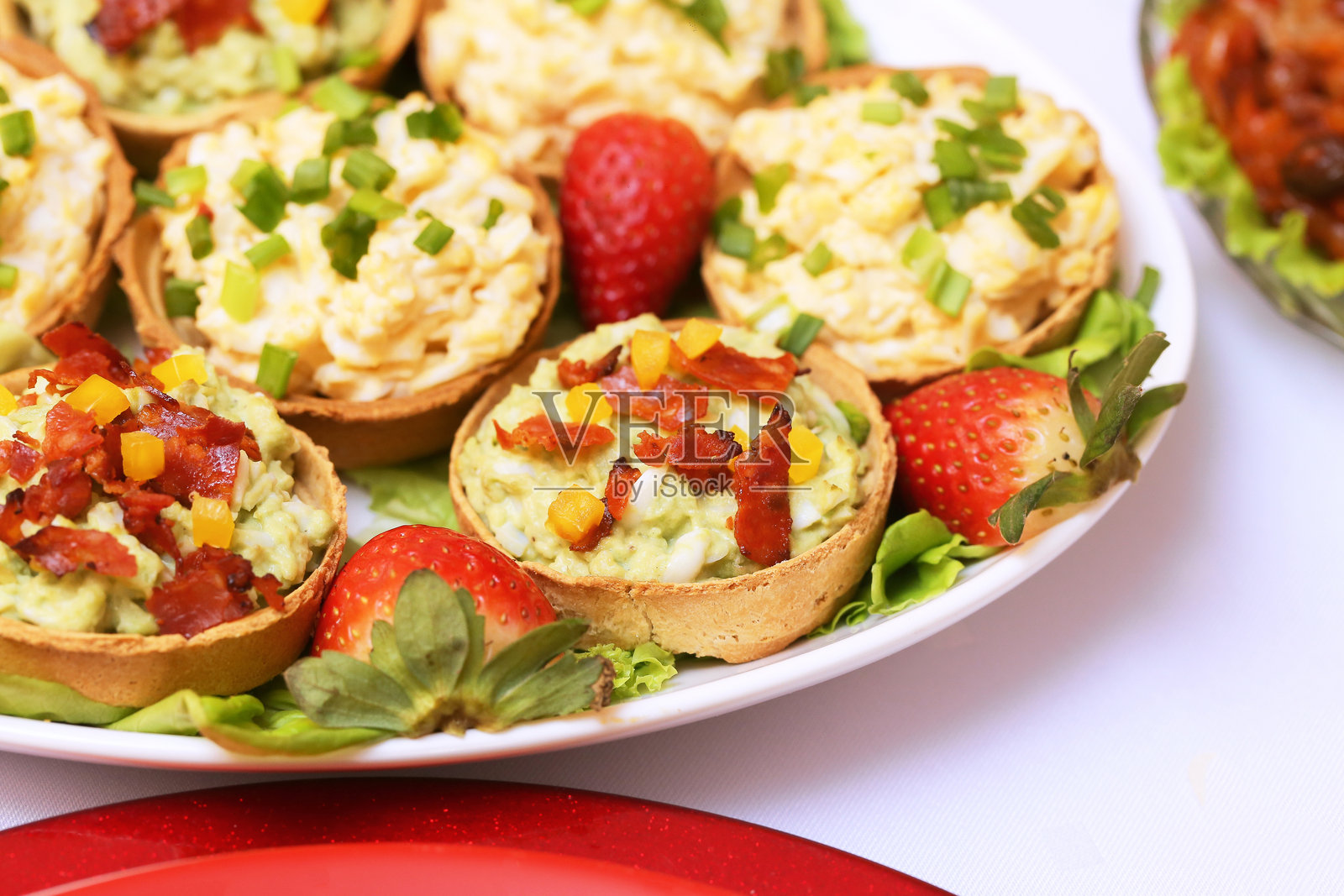 鳄梨酱挞，上面放有鳄梨酱和脆香肠片。照片摄影图片