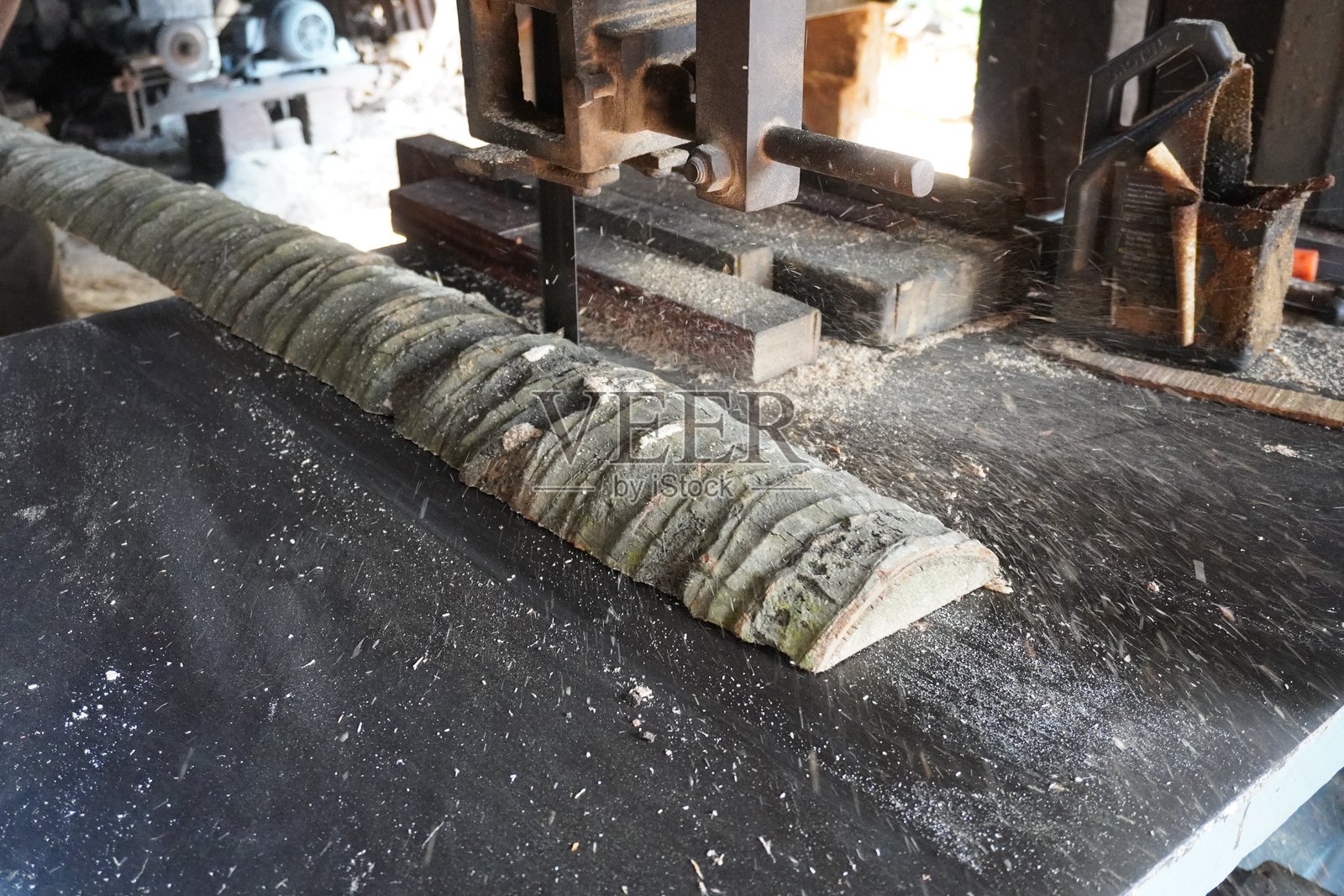 将椰子树转化为耐用的建筑材料照片摄影图片