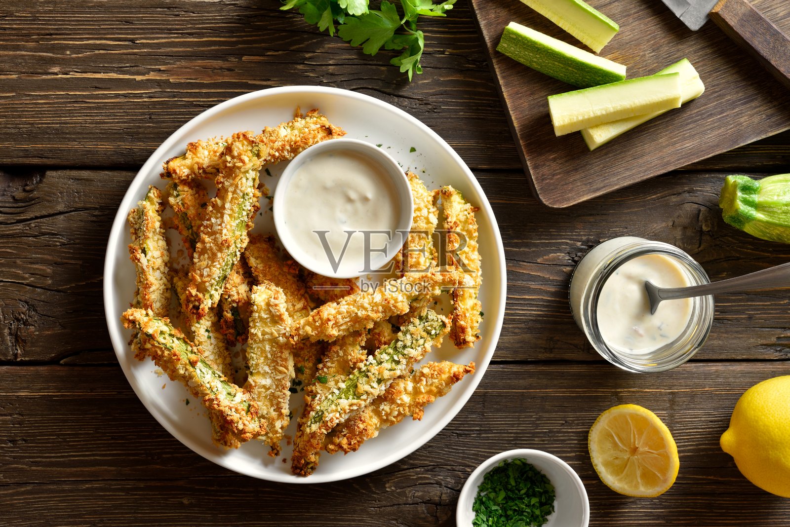 脆皮西葫芦面包条配蘸酱照片摄影图片